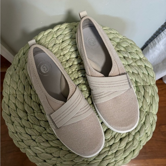 BZEES Niche III Sandnet Beige Shimmer Fabric Comfort Slip On Flat Sneakers - Picture 3 of 9